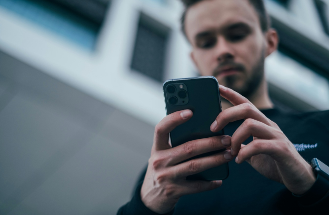 Homem desfocado mexendo no celular